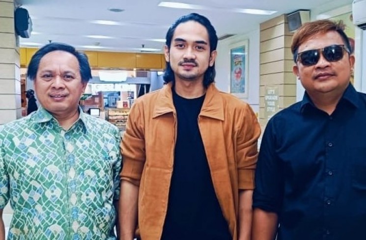 Cahya Ari Nagara (tengah) dan lainnya. (ist)
