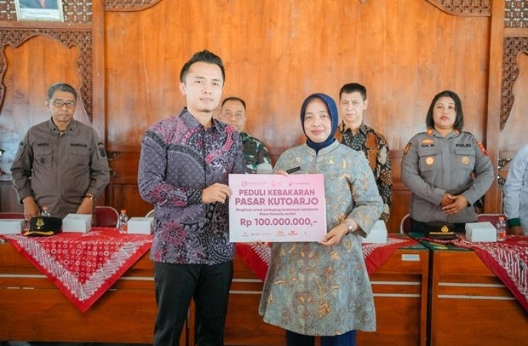 DRW Skincare Sumbang Rp100 Juta untuk Korban Kebakaran Pasar Kutoarjo. (Instagram/wahyutriasmara/drwfoundation)