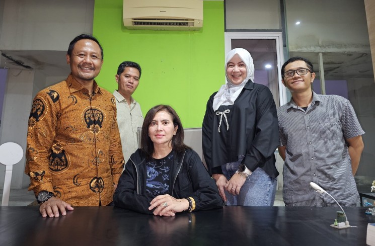 Anggia Novita, Kuasa Hukumnya, Ir. W. Yogi Widodo, SH, M.AK, LLM dan tim pengacara yang lain. (ist)