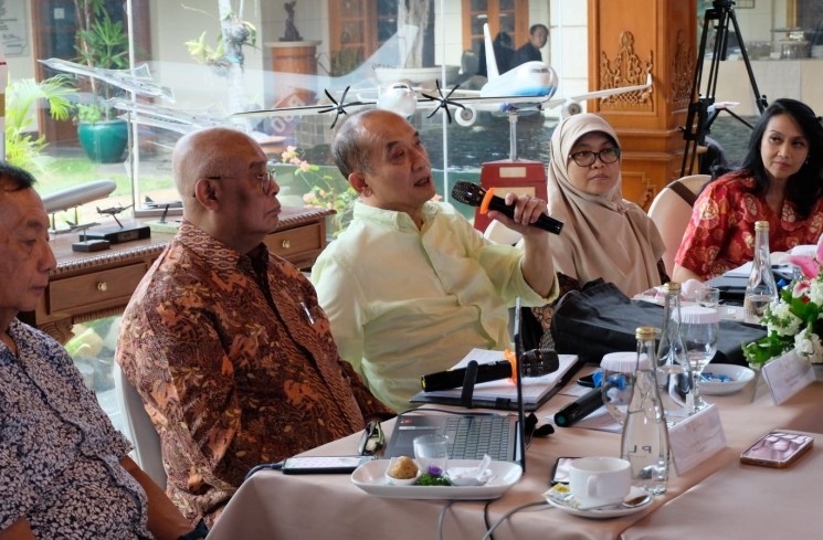 Direktur Eksekutif HIPPG, Widya Leksmanawati Habibie dan Peserta FGD. (ist)