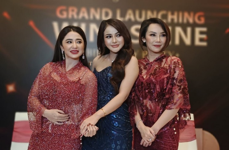 Dewi Perssik, Windi Yanti dan Desainer Ririn Rinura. (ist)