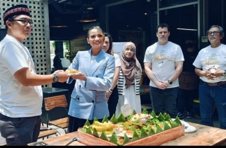 Acha Septriasa dan Para Pemain Film berjudul 'Air Mata Mualaf'. (ist)