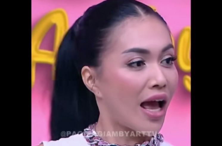 Denada saat menjelaskan passion Aisha Aurum (Instagram/@rumpi_gosip).