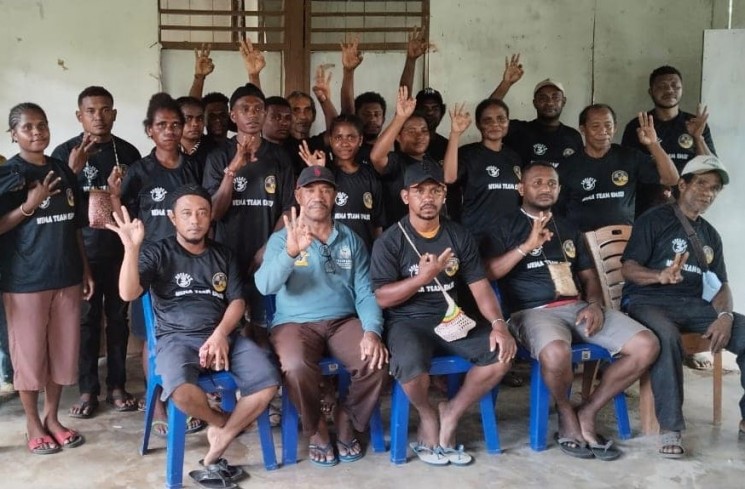 Thomas Ewit Marot Kofiaga dan Phiter Mambrasar (Thopi) serta para pendukungnya. (ist)