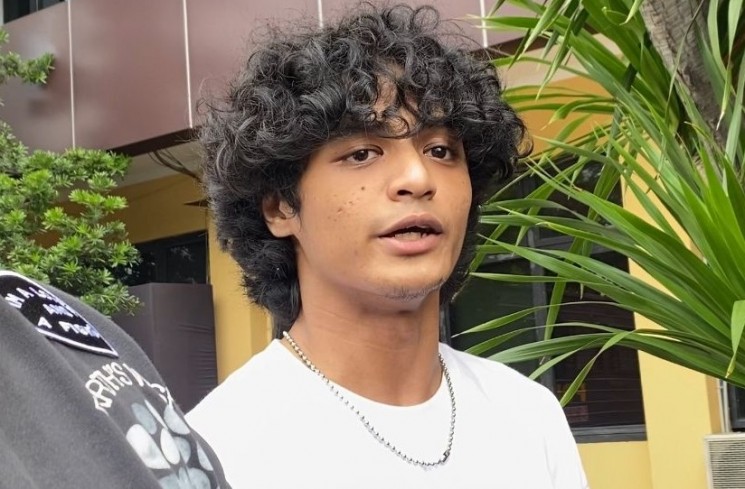 Vadel Badjideh saat mendampingi ayahnya, Umar Badjideh diperiksa terkait laporannya terhadap Nikita Mirzani di Polres Metro Jakarta Selatan, Rabu (20/11/2024). [Tiara Rosana/Suara.com]