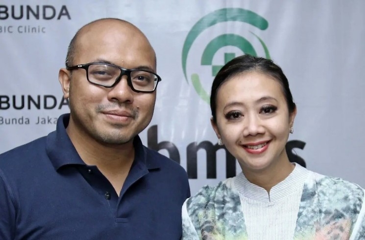 Asri Welas dan suaminya. (ist)