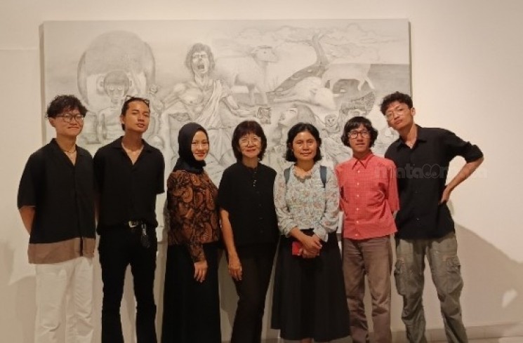 Dyan Anggraini, pemilik Rumah DAS bersama para seniman [Istimewa]