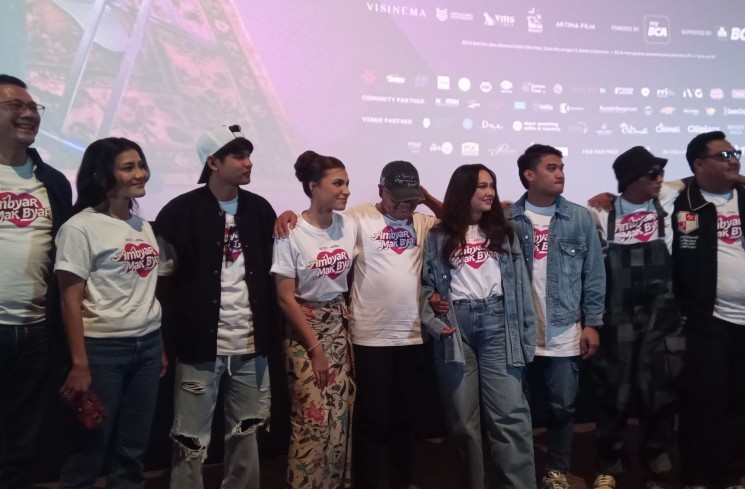 Happy Asmara,Gilga Sahid dan Para Pemain Film 'Ambyar Mak Byar'. (ist)