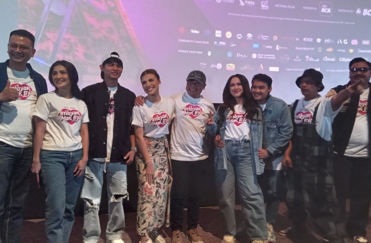 Happy Asmara,Gilga Sahid dan Para Pemain Film 'Ambyar Mak Byar'. (ist)