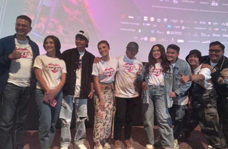 Happy Asmara,Gilga Sahid dan Para Pemain Film 'Ambyar Mak Byar'. (ist)