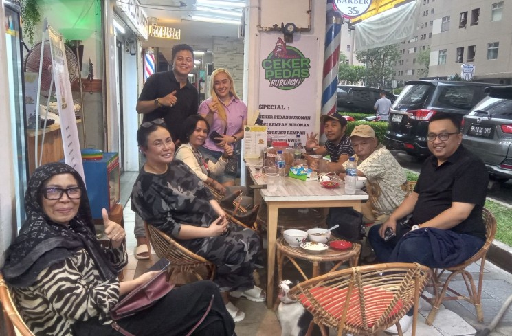 Lia Ladysta, Sang Suami, Vando dan Para Konsumen di Restoran Ceker Pedas Buronan. (ist) 
