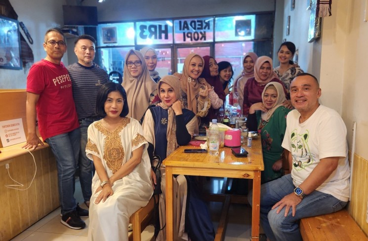 A. Hadiansyah Lubis Beserta Para Artis di Restoran Sop Kaki Kambing dan Sapi 999. (ist)
