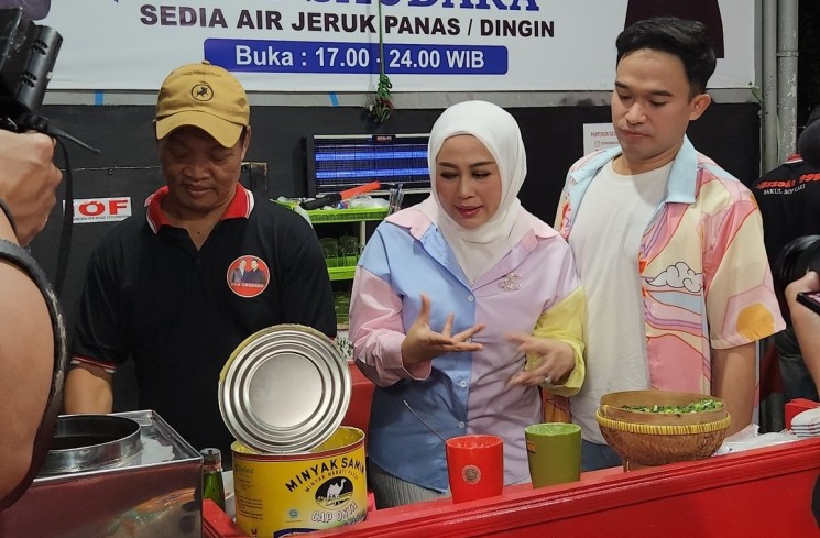 Karyawan Sop Kaki Kambing dan Sapi 999 dan Artis. (ist)