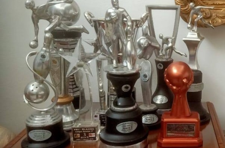 Piala Kejuaraan Bowling Lia Warokka. (ist)