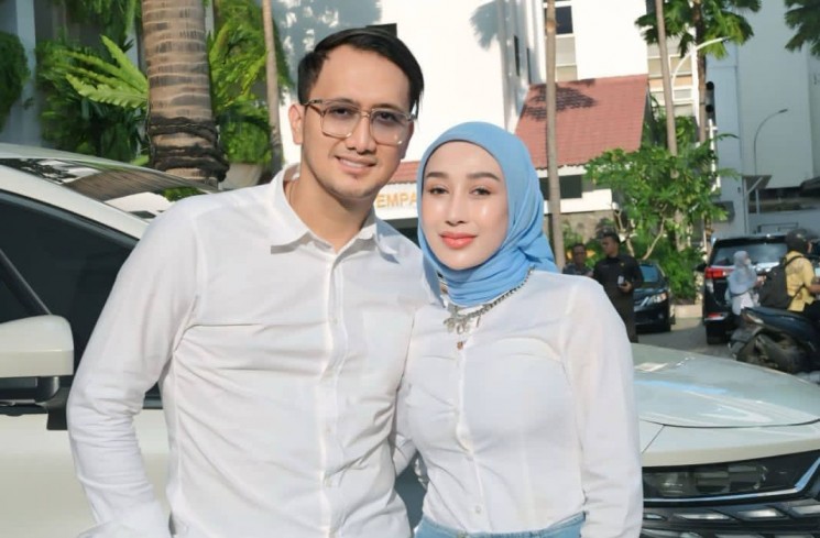 dr. Reza Gladys, Dipl. AAAM dan sang suami dr. Attaubah Mufid. (ist)