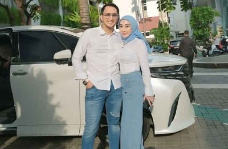 dr. Reza Gladys, Dipl. AAAM dan sang suami dr. Attaubah Mufid. (ist)