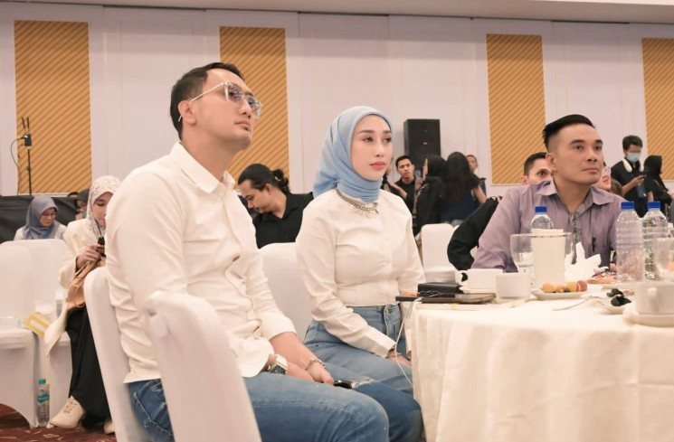 dr. Reza Gladys, Dipl. AAAM bersama sang suami dr. Attaubah Mufid dan lainnya. (ist)