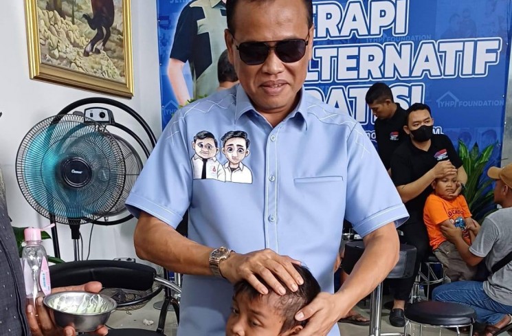 Yuli Hendro Priyono dan pasiennya. (ist)