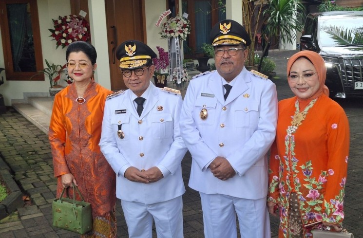 Pramono Anung dan Rano Karno beserta istrinya. (ist)