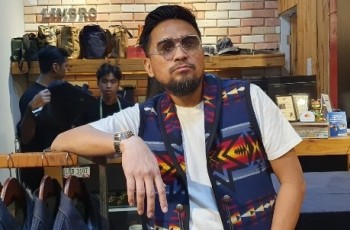 Ingin Tampil Keren, Presenter Imam Darto Kenakan Celana Momotaro Jeans