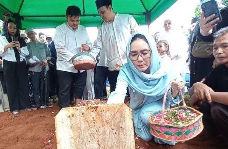 Rieke Diah Pitaloka di Pemakaman Nasrullah atau Mat Solar. (ist)