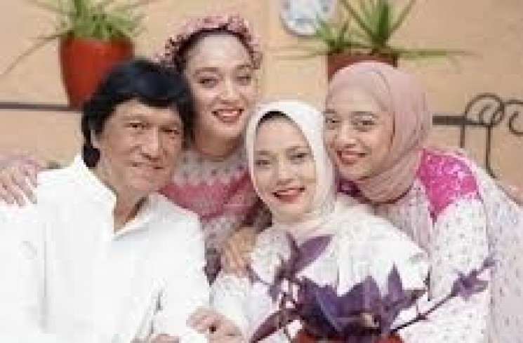 Marissa Haque, Ikang Fawzi dan anak-anaknya. (instagram)