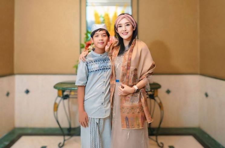 Indah Purnamasari bersama sang putra, Davin. (ist)