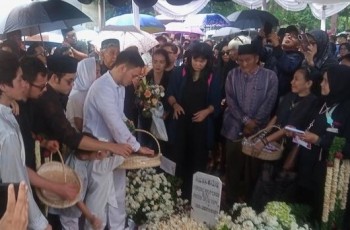 Upacara Pemakaman Ray Sahetapy Penuh Haru di TPU Tanah Kusir, Dihadiri Keluarga dan Artis