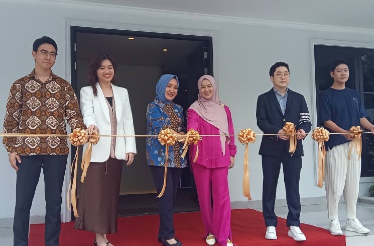Okie Agustina dan para dokter kecantikan di Klinik Kecantikan Galleria Rin Dermatology. (ist)