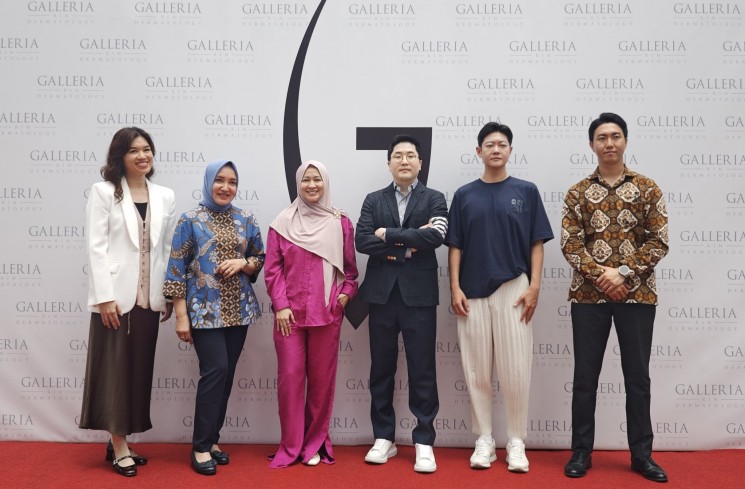 Okie Agustina dan para dokter kecantikan di Klinik Kecantikan Galleria Rin Dermatology. (ist)