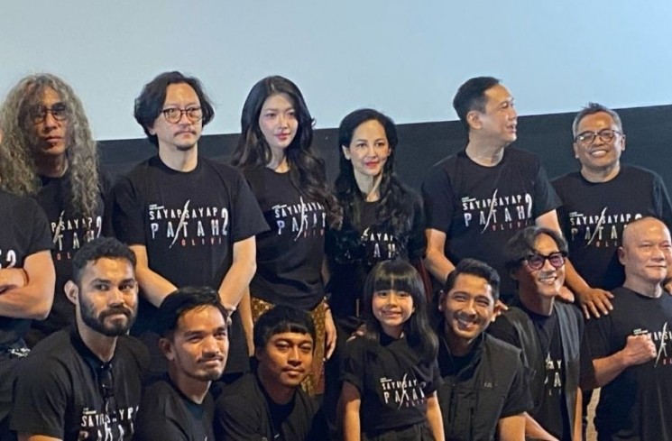 Arya Saloka dan para pemain film lainnya. (ist)