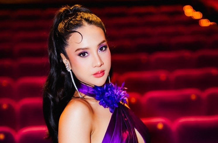 Anya Geraldine berubah total menjadi seorang biduan dangdut dalam film terbarunya, Mendadak Dangdut. (istimewa)