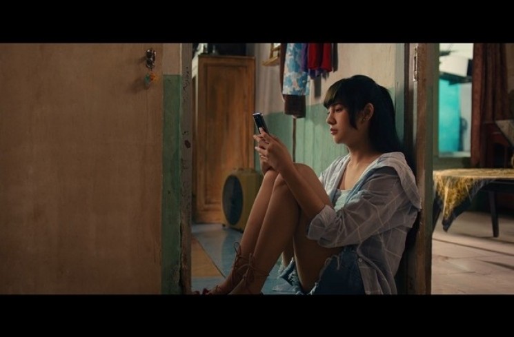 Anya Geraldine berubah total menjadi seorang biduan dangdut dalam film terbarunya, Mendadak Dangdut. (istimewa)