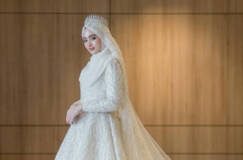Inara Rusli Tampil Anggun Bak Ratu dengan Gaun Pengantin Putih, Sampaikan Harapan untuk Bisa Menikah Lagi: "Mohon Doa"