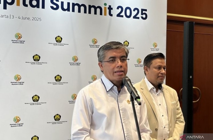 (Kiri) Menteri Ketenagakerjaan (Menaker) Yassierli saat menanggapi pertanyaan awak media di sela-sela acara Human Capital Summit 2025 di Jakarta International Convention Center (JICC), Jakarta, Rabu (4/6/2025). (ANTARA/Arnidhya Nur Zhafira)
