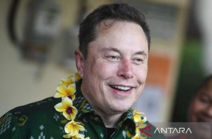 Foto arsip - CEO Tesla Inc. sekaligus SpaceX Elon Musk menjawab pertanyaan wartawan usai peluncuran layanan internet berbasis satelit Starlink di Puskesmas Pembantu Sumerta Klod Denpasar, Bali, Minggu (19/5/2024). (ANTARA FOTO/Muhammad Adimaja/YU.)
