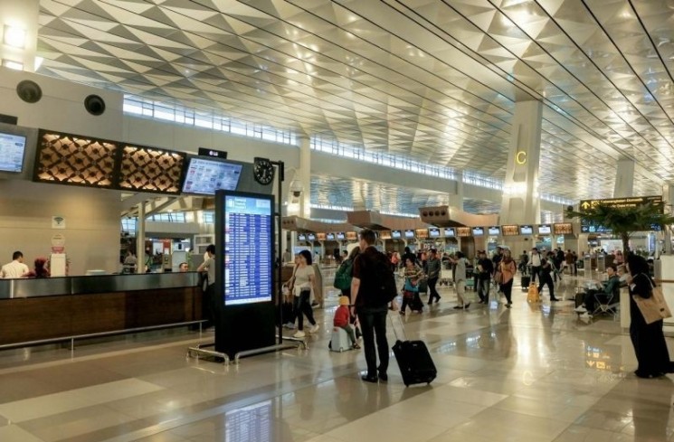 Arsip Foto - Calon penumpang pesawat memeriksa jadwal keberangkatan di bandara. (ANTARA/HO Kementerian Pariwisata)
