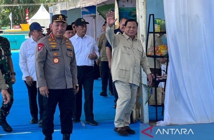 Presiden RI Prabowo Subianto (kanan) tiba di lokasi panen raya jagung serentak Kuartal II di Lanud Harry Hadisoemantri, Kecamatan Sanggau Ledo, Kabupaten Bengkayang, Kalimantan Barat, Kamis (5/6/2025). ANTARA/Fathur Rochman
