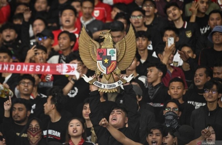 Arsip foto - Suporter membawa lambang Garuda Pancasila saat Timnas Indonesia bertanding melawan Timnas Bahrain pada laga Grup C putaran ketiga Kualifikasi Piala Dunia 2026 Zona Asia di Stadion Utama Gelora Bung Karno, Senayan, Jakarta, Selasa (25/3/2025). ANTARA FOTO/Hafidz Mubarak A/app/SPt.
