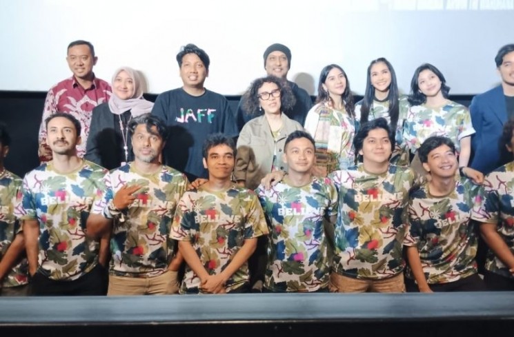 Produser Celerina Judisari (tengah) bersama Sutradara Rahabi Mandra dan Arwin Tri Wardhana serta pemeran film 