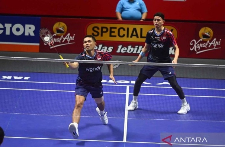 Pebulu tangkis ganda putra Indonesia Fajar Alfian (kiri) dan Muhammad Rian Ardianto (kanan) mengembalikan kok ke arah ganda putra China Huang Di dan Liu Yang pada babak perempat final Kapal Api Indonesia Open 2025 di Istora Senayan, Gelora Bung Karno, Jakarta, Jumat (6/6/2025). Fajar/Ardianto berhasil melaju ke semifinal usai menang dengan skor 21-19, 23-21. ANTARA FOTO/Rivan Awal Lingga/YU
