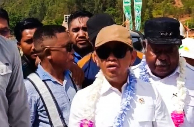 Menteri Energi dan Sumber Daya Mineral (ESDM) Bahlil Lahadalia mengunjungi Pulau Gag, Raja Ampat, Sorong, Papua Barat, Sabtu (7/6/2025). ANTARA/HO