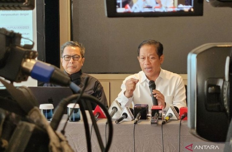 Menteri Lingkungan Hidup Hanif Faisol Nurofiq (kanan) dalam konferensi pers di Jakarta, Minggu. (8/6/2025). ANTARA/Mecca Yumna
