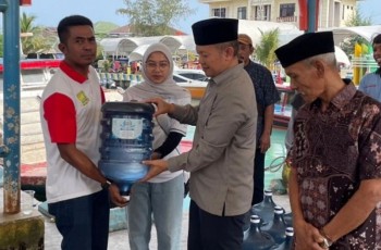 Ribuan Galon Air Minum Disalurkan ke Warga Kepulauan Seribu