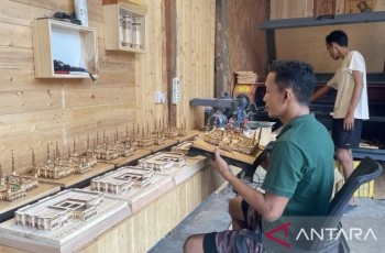 Perajin Asal Serang Olah Limbah Kayu Jadi Miniatur Bernilai Ekonomis