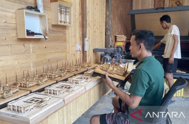 Dua orang perajin sedang menyelesaikan produksi di Serang, Banten, Senin (9/6/2025). (ANTARA/Desi Purnama Sari)
