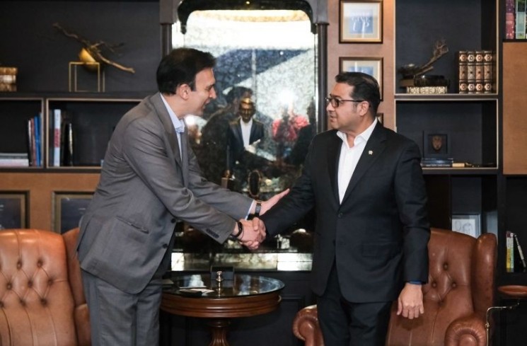 Menteri Ekraf, Teuku Riefky Harsya (kanan) dan CEO MD Entertainment, Manoj Punjabi (kiri) saat menghadiri pertemuan. ANTARA/Ho-Ekraf
