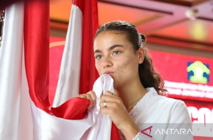 Felicia Victoria de Zeeuw saat mengikuti proses pengambilan sumpah sebagai WNI di kantor Direktorat Jenderal Administrasi Hukum Umum (AHU) Kementerian Hukum, Jakarta Selatan, Selasa (10/6/2025) (ANTARA/Ho-Humas Ditjen AHU Kementerian Hukum)
