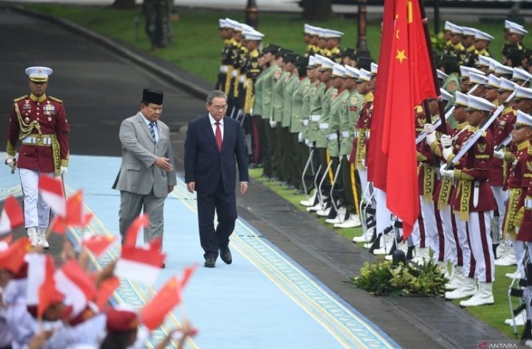 Arsip foto - Presiden Prabowo Subianto (kedua kiri) bersama Perdana Menteri China Li Qiang (kanan) melakukan inspeksi barisan saat upacara kenegaraan di Istana Merdeka, Jakarta, Minggu (25/5/2025). Kunjungan kenegaraan PM China Li Qiang di Istana Kepresidenan Jakarta tersebut untuk mempererat dan meningkatkan hubungan bilateral Indonesia dan China serta memperkuat kerja sama di berbagai bidang strategis kedua negara. ANTARA FOTO/Hafidz Mubarak A/mrh/tom.
