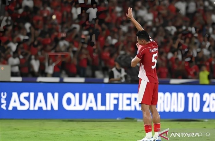 Pesepak bola Timnas Indonesia Rizky Ridho melakukan selebrasi seusai timnya mengalahkan Timnas Bahrain dalam pertandingan Grup C putaran ketiga Kualifikasi Piala Dunia 2026 zona Asia di Stadion Utama Gelora Bung Karno, Senayan, Jakarta, Selasa (25/3/2025). Indonesia menang dengan skor 1-0. (ANTARA FOTO/Muhammad Adimaja)
